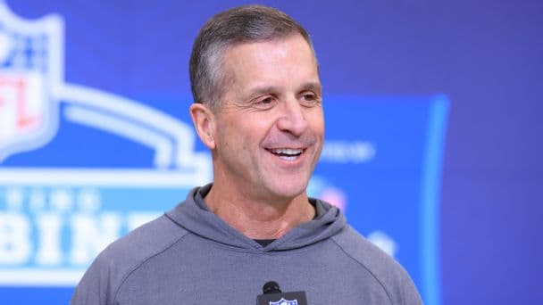 John Harbaugh cita lecciones del despido de los Ravens en su discurso de graduación