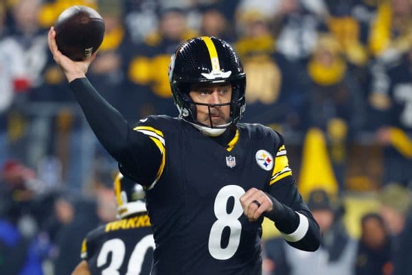 El cuatro veces MVP Aaron Rodgers firma un contrato de un año con los Steelers